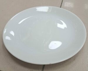 Assiette moyenne en porcelaine