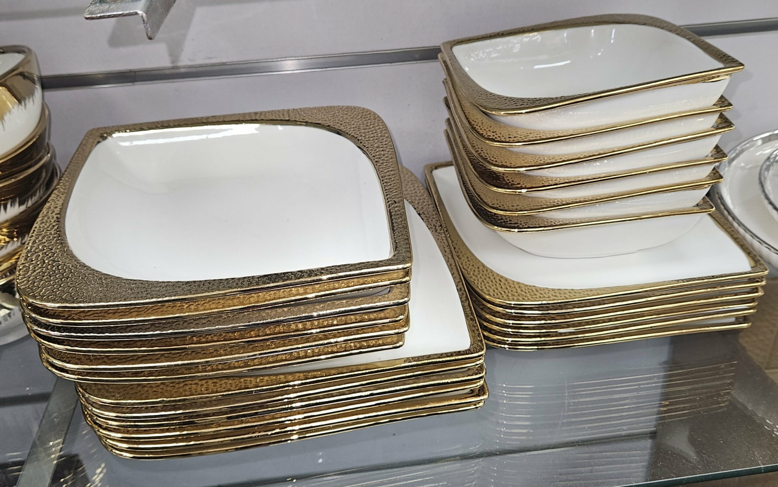 Service en porcelaine 24pcs dorée Carré