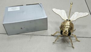 Abeille à miel blanche avec ouverture papillon