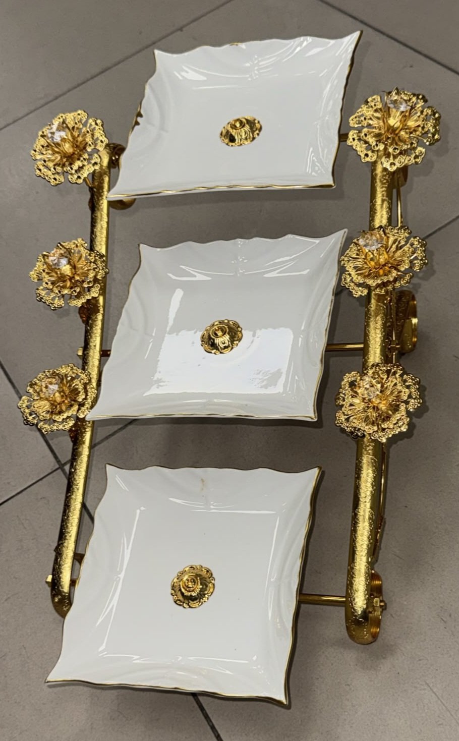 Presentoir 3 Etage Carré en porcelaine + Inox Gold