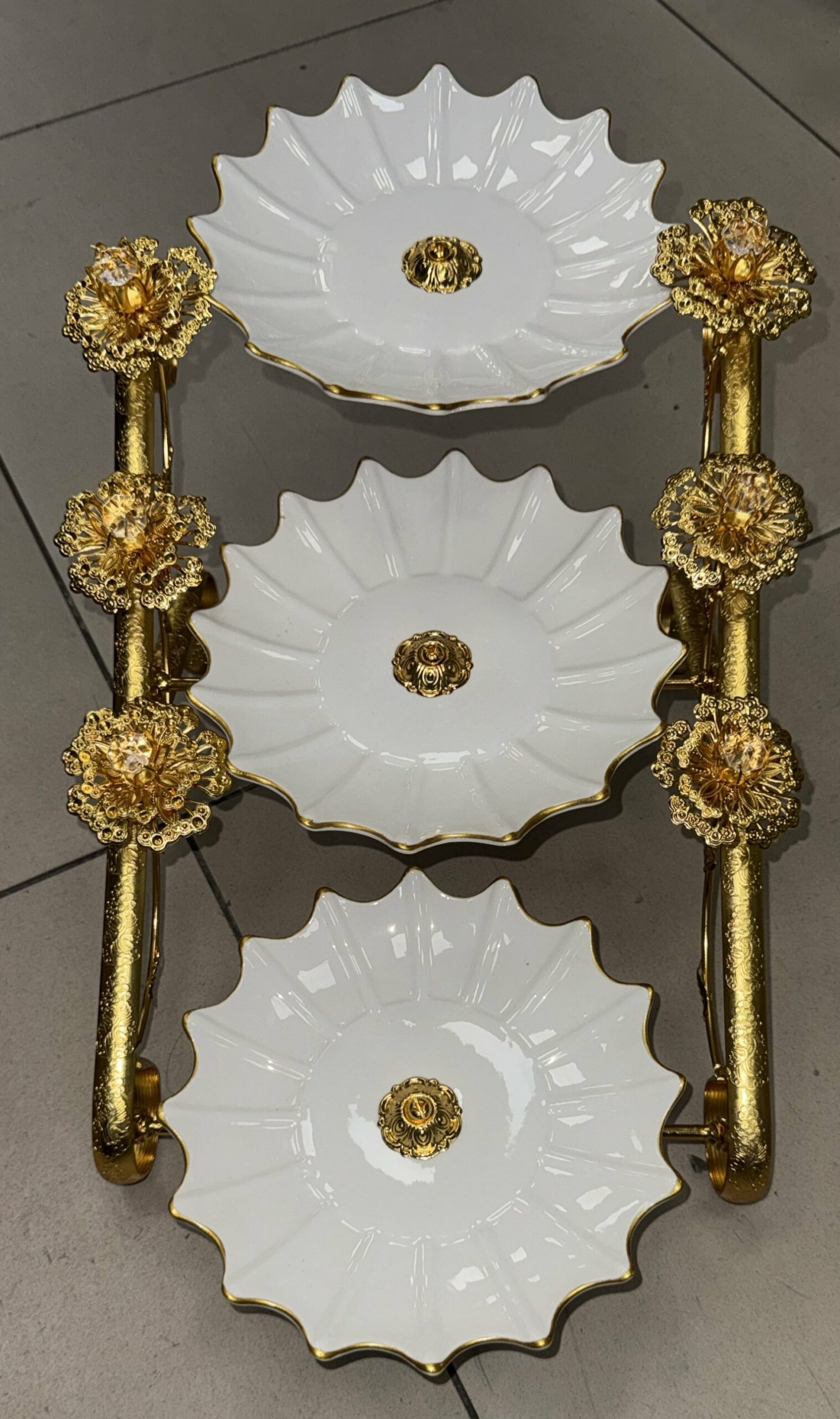 Presentoir 3 Etage Rond en porcelaine + Inox Gold